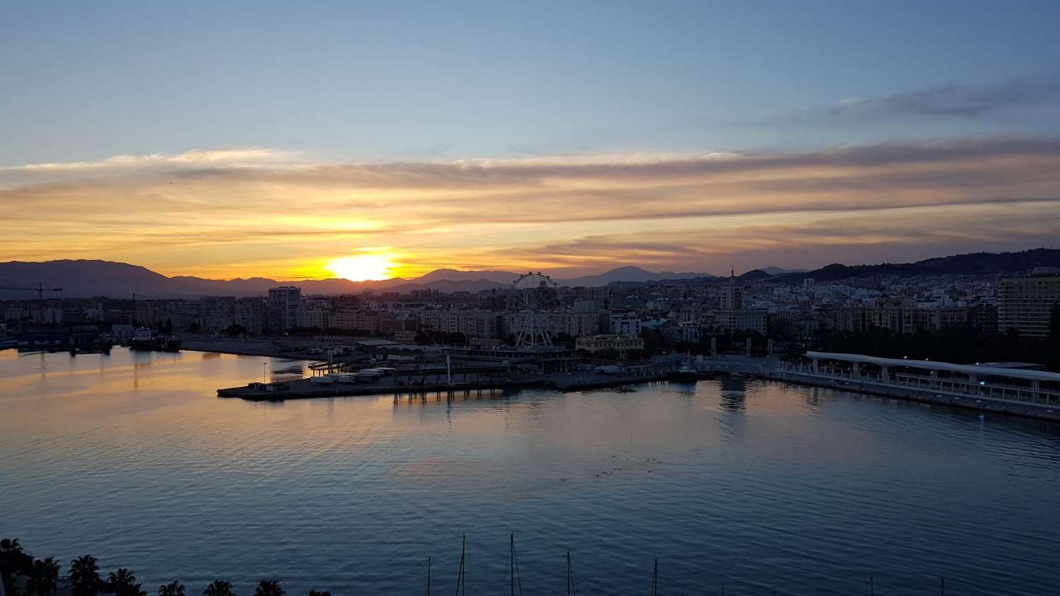 Appartement met uitzicht op de haven en de zee van de stad Malaga