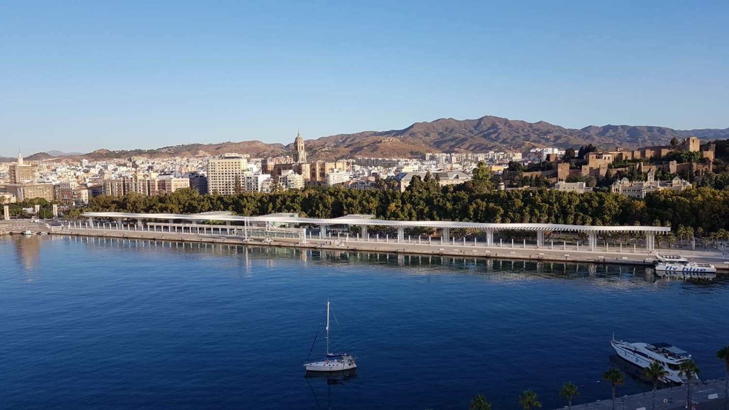 Leilighet med utsikt over havnen og havet i Malaga by
