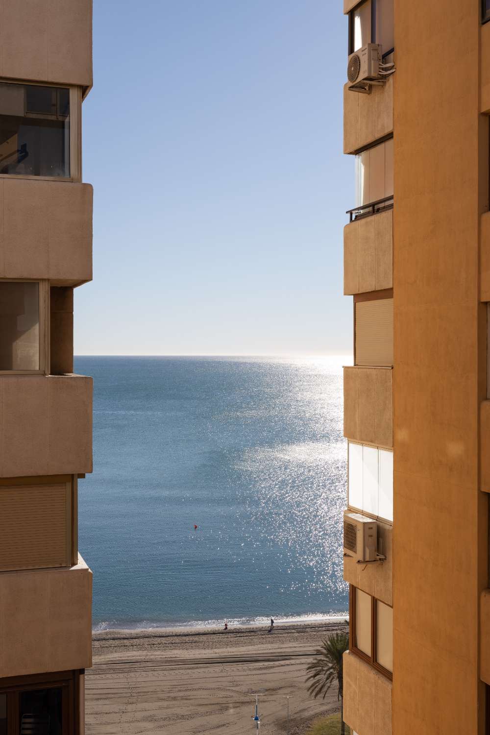 Huoneistosta on näkymät satamaan ja Malagan kaupungin merelle