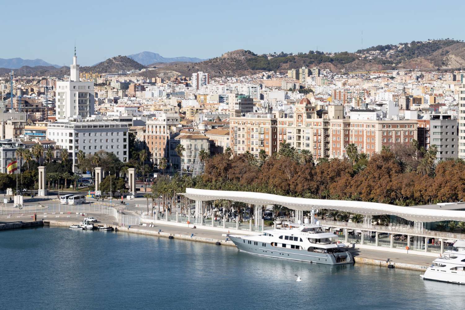Leilighet med utsikt over havnen og havet i Malaga by