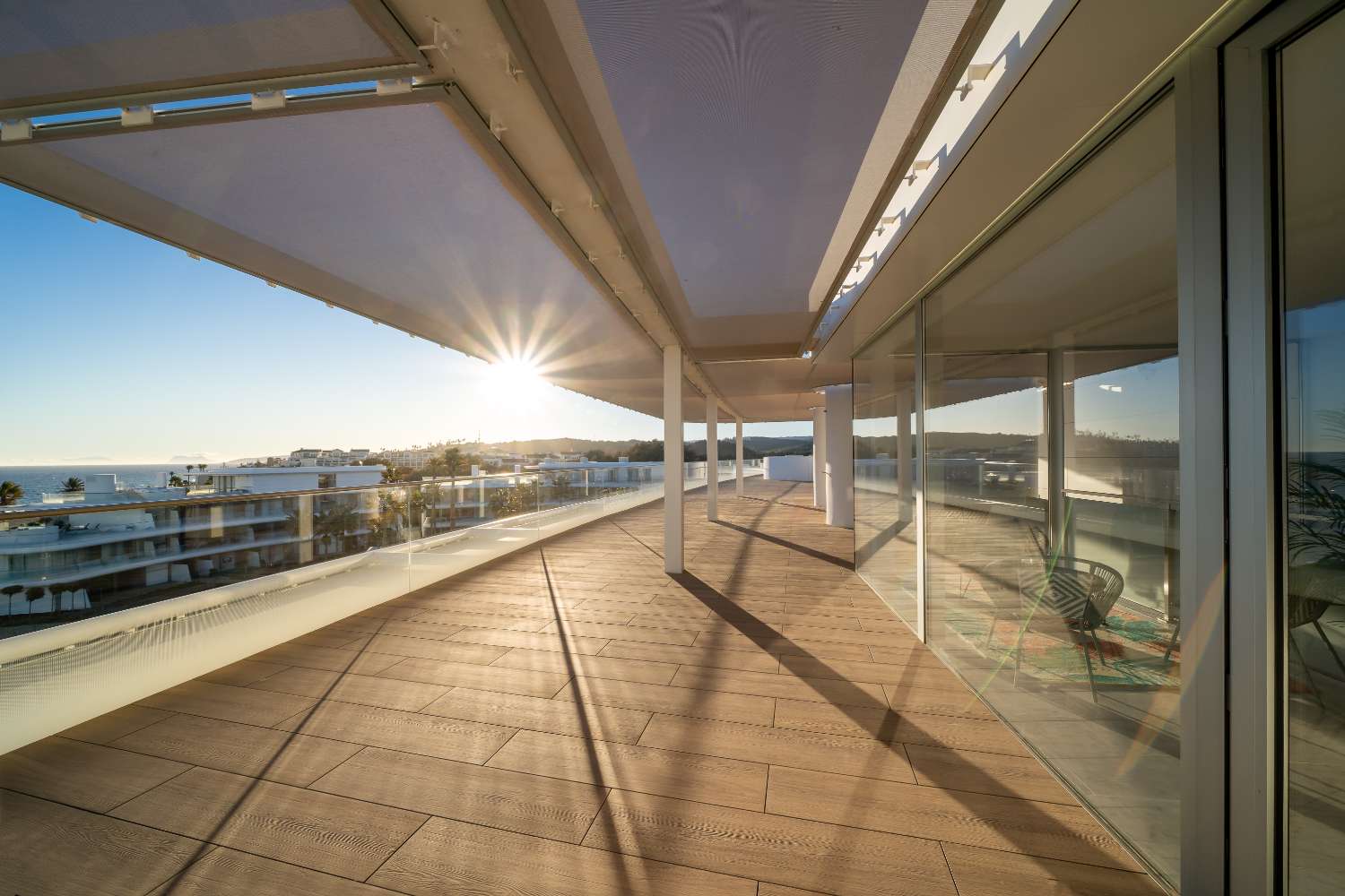 Fantastisch duplex penthouse met 4 slaapkamers en panoramisch uitzicht op zee. Interieurontwerp door Aalto bij de prijs inbegrepen.