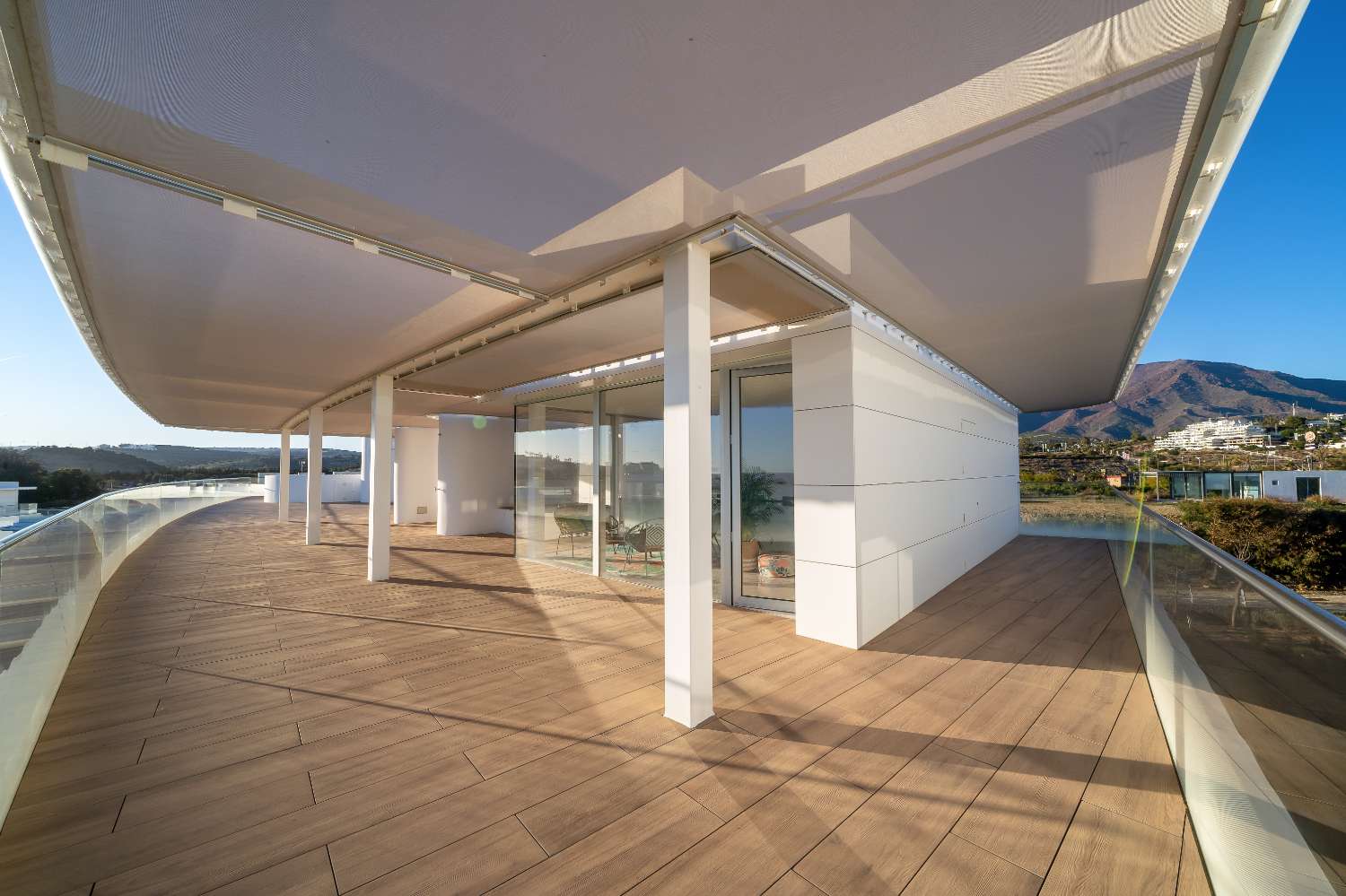 Fabelhaftes Duplex-Penthouse mit 4 Schlafzimmern und Panoramablick auf das Meer. Innenarchitektur von Aalto im Preis inbegriffen.