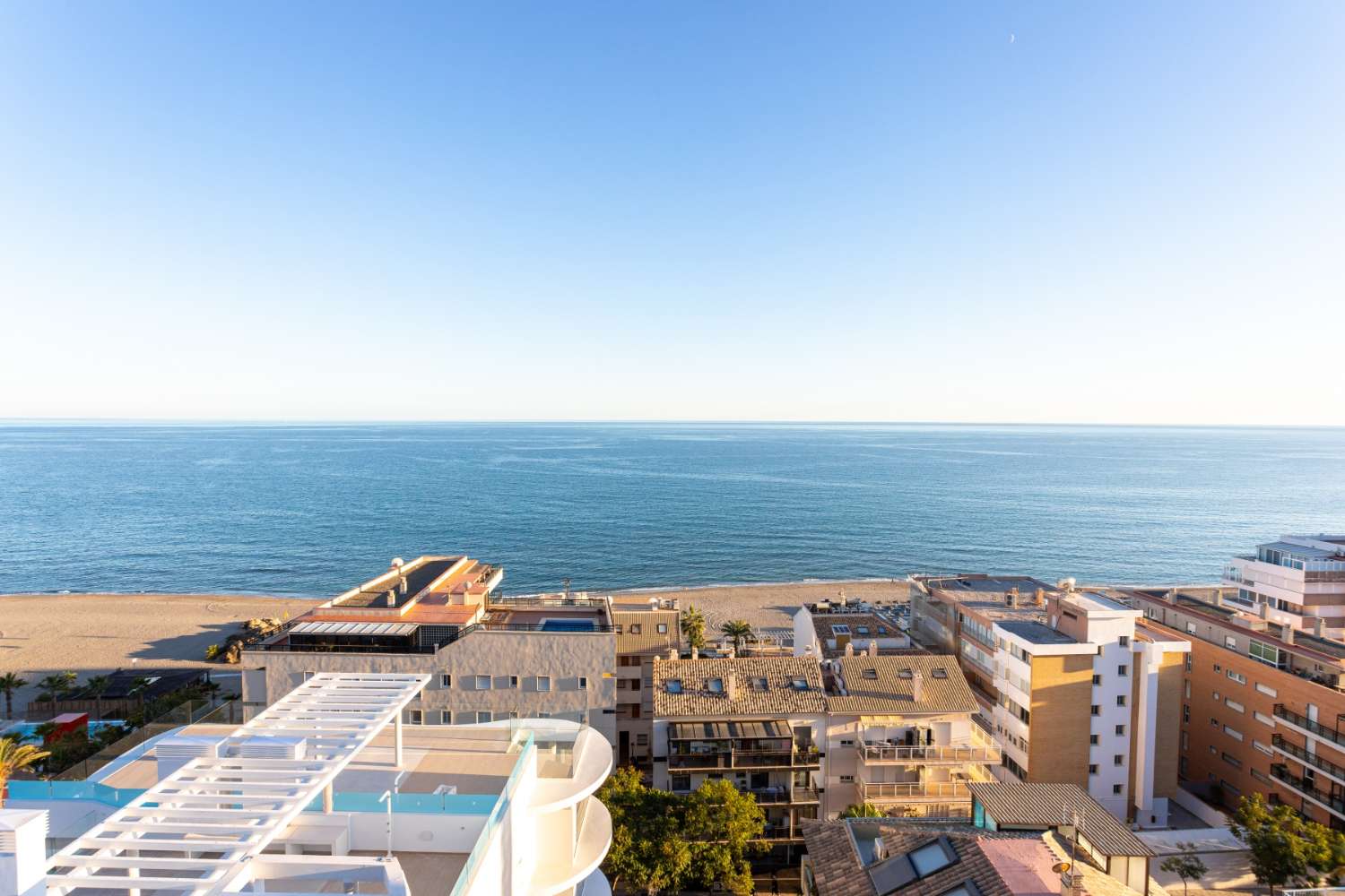 Kattohuoneisto myytävänä merinäköalalla ja 50 m päässä rannasta Benalmadena Costa Málaga