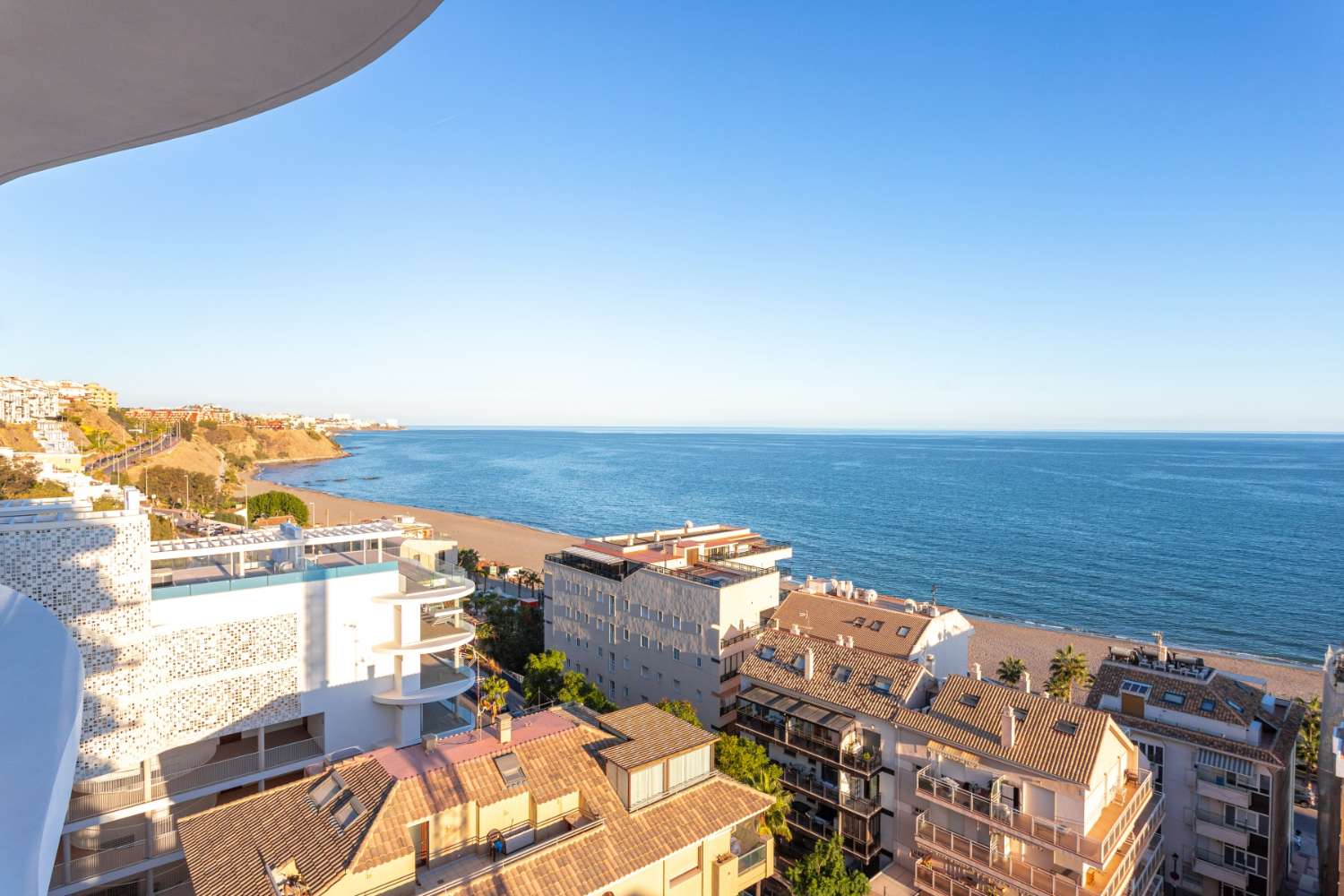 Kattohuoneisto myytävänä merinäköalalla ja 50 m päässä rannasta Benalmadena Costa Málaga