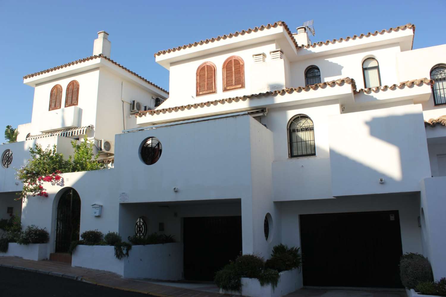 Ruime geschakelde villa op 200 m van het strand in Estepona