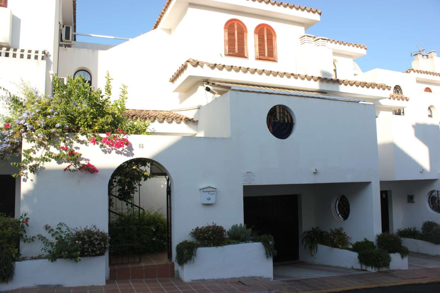 Rummelig dobbelthus villa 200 m fra stranden i Estepona