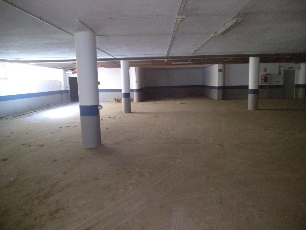 Stor garage til salg med kælder og parkeringspladser i Ronda Málaga