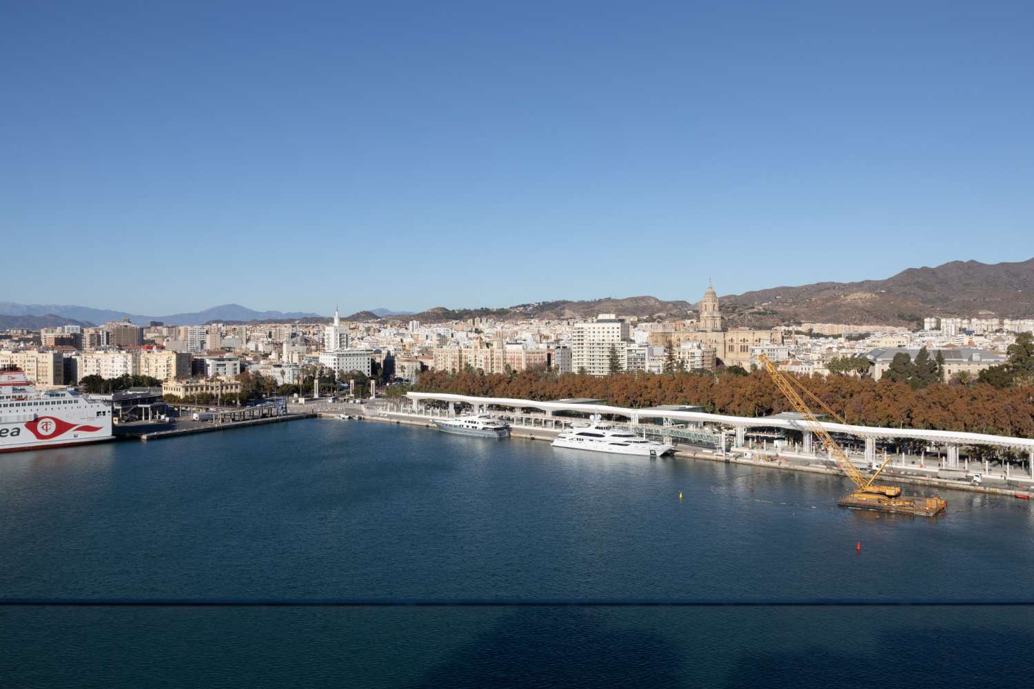 Apartment with views of the port and sea of Malaga city