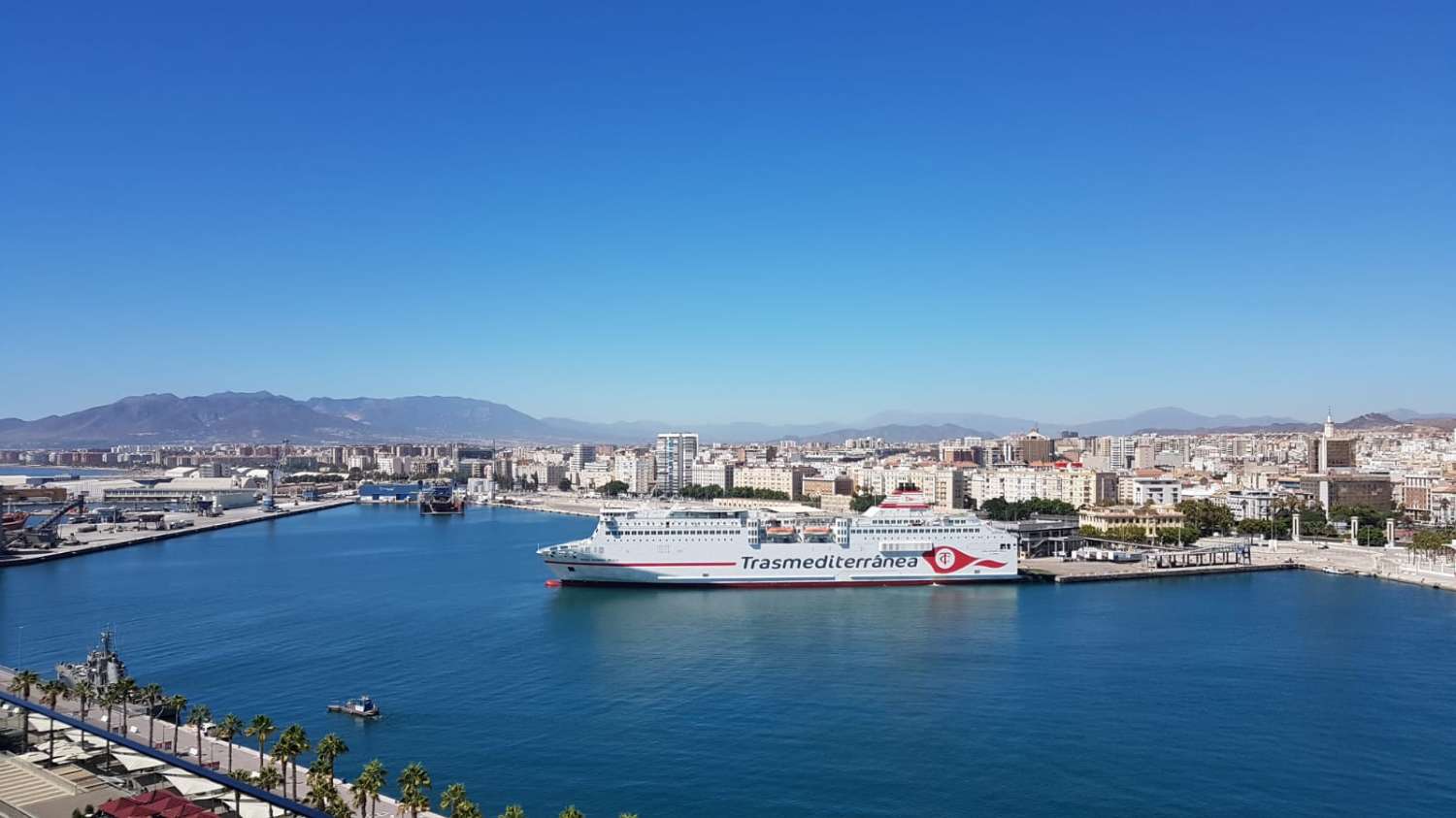 Lejlighed med udsigt over havnen og havet i Malaga by