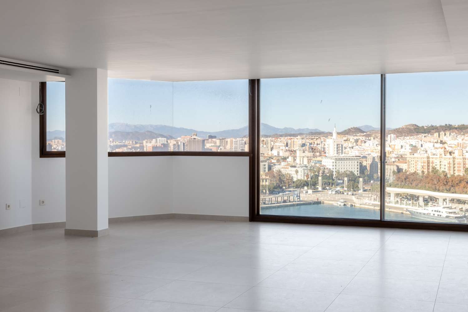 Apartment mit Blick auf den Hafen und das Meer der Stadt Malaga