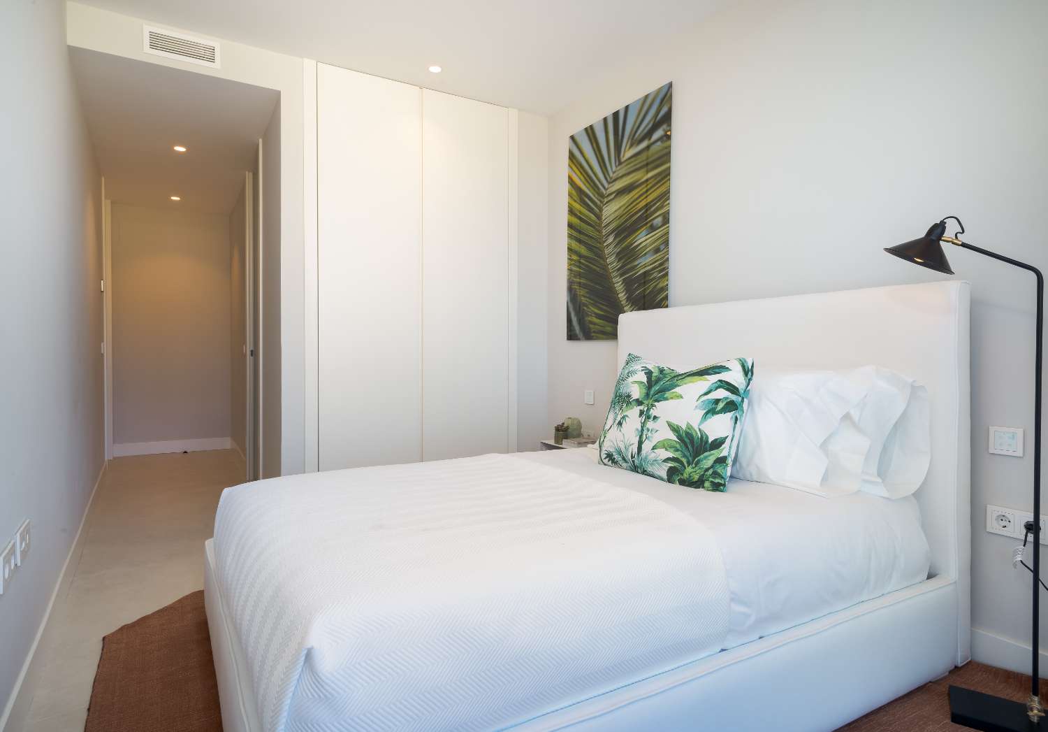 Upea duplex 4 makuuhuoneen kattohuoneisto, josta on panoraamanäkymät merelle. Aallon sisustussuunnittelu sisältyy hintaan.