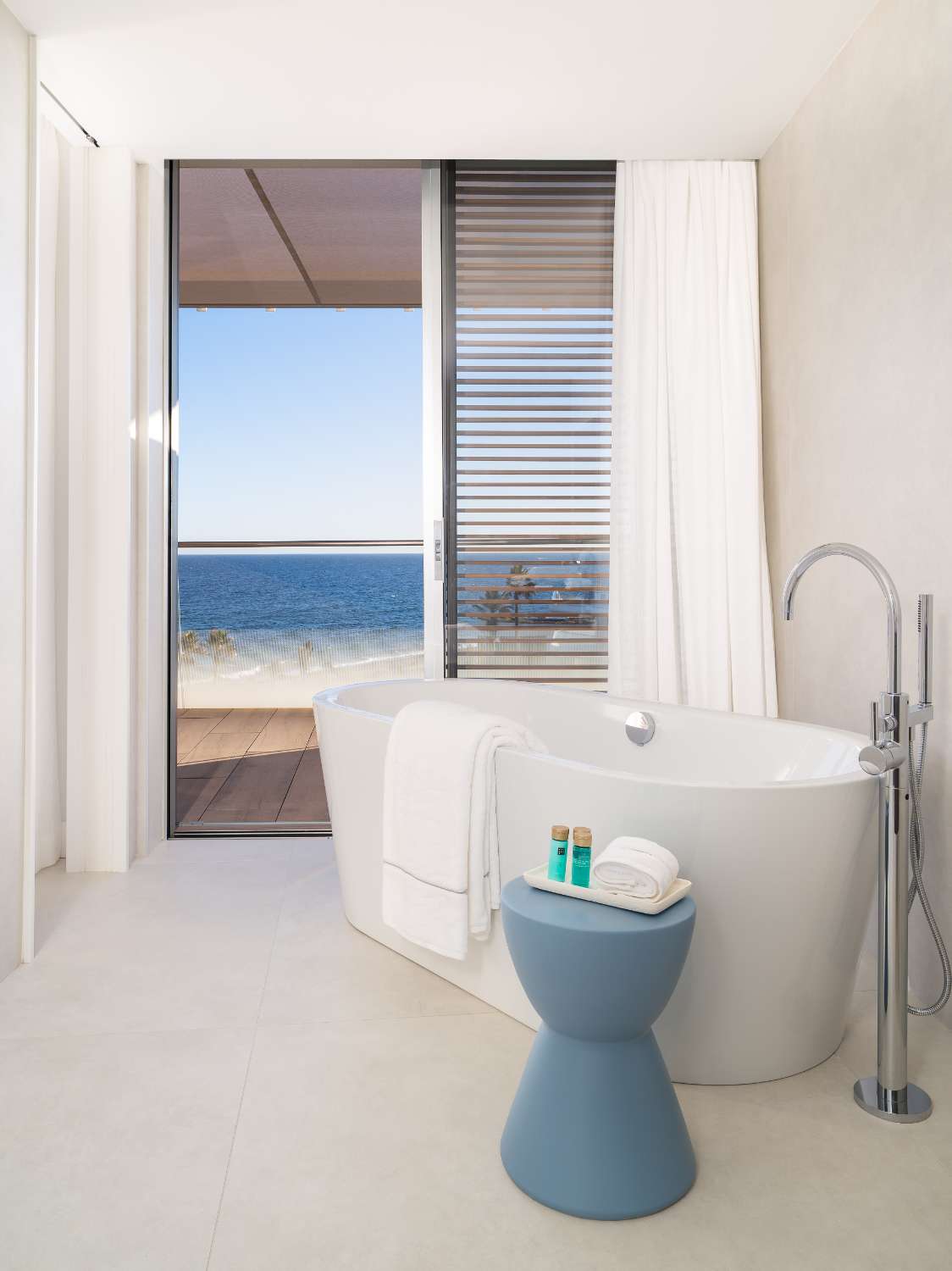 Сказочный двухуровневый пентхаус с 4 спальнями и панорамным видом на море. Дизайн интерьера от Аалто включен в стоимость.