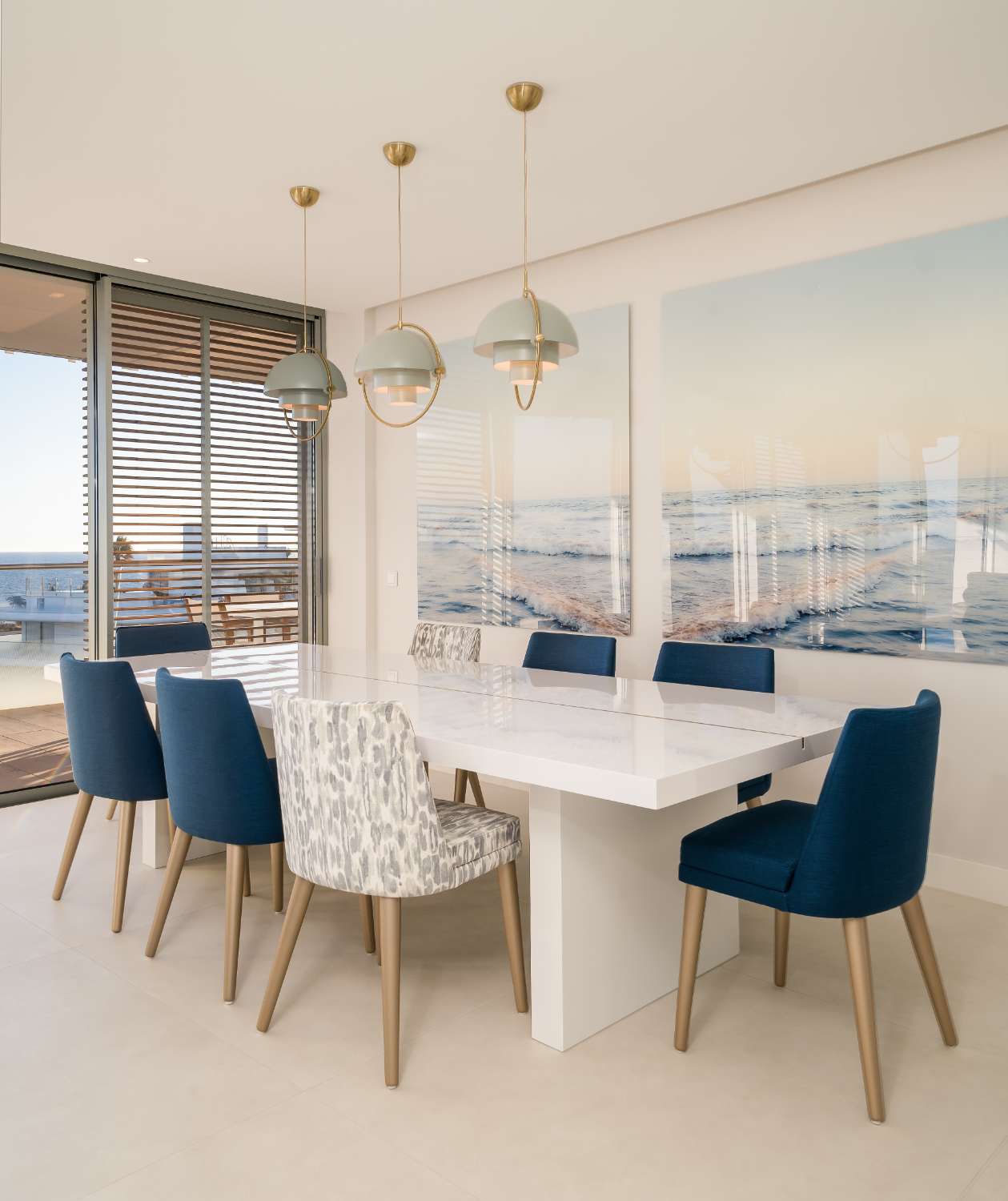 Nádherný mezonetový penthouse se 4 ložnicemi s panoramatickým výhledem na moře. Interior Design by Aalto v ceně.