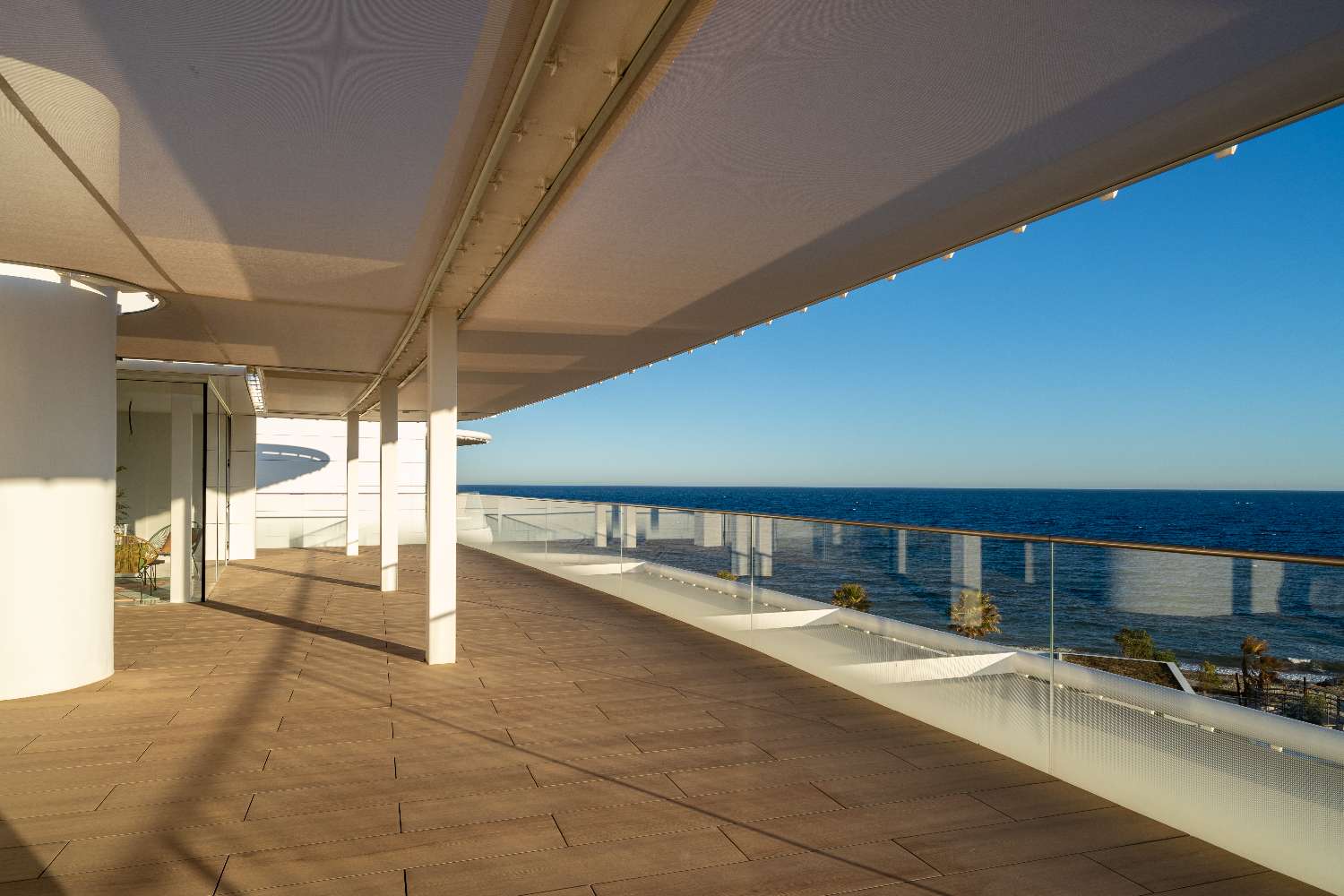 Nádherný mezonetový penthouse se 4 ložnicemi s panoramatickým výhledem na moře. Interior Design by Aalto v ceně.