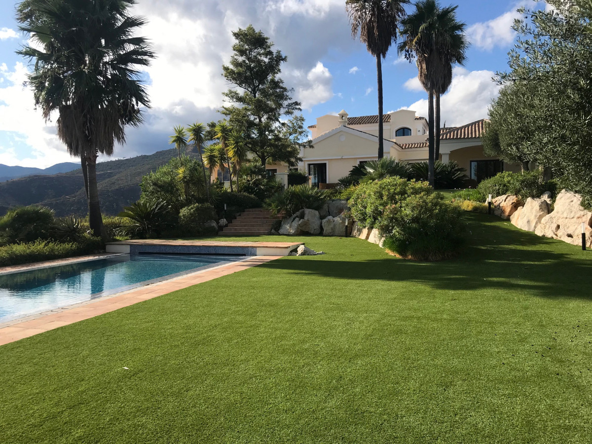 Villa for sale in Montemayor-Marbella Club (Benahavís)