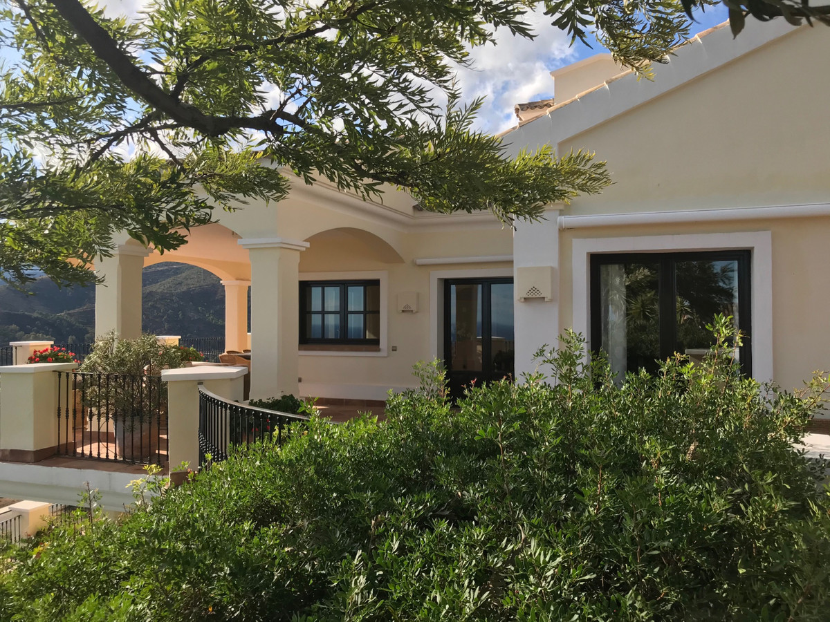 Villa for sale in Montemayor-Marbella Club (Benahavís)