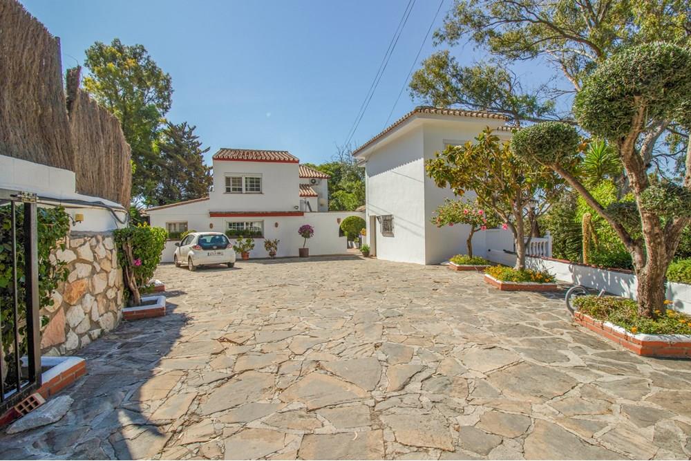Villa for sale with panoramic views in Benalmadena town
