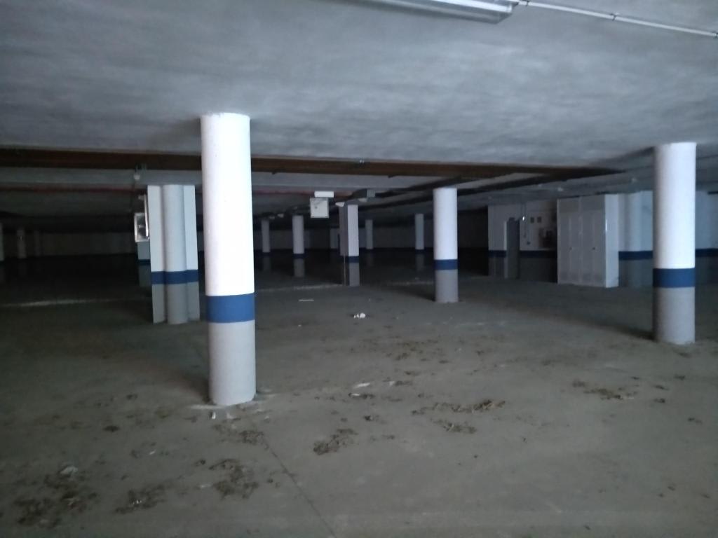 Large garage for sale with basement and parking spaces in Ronda Málaga