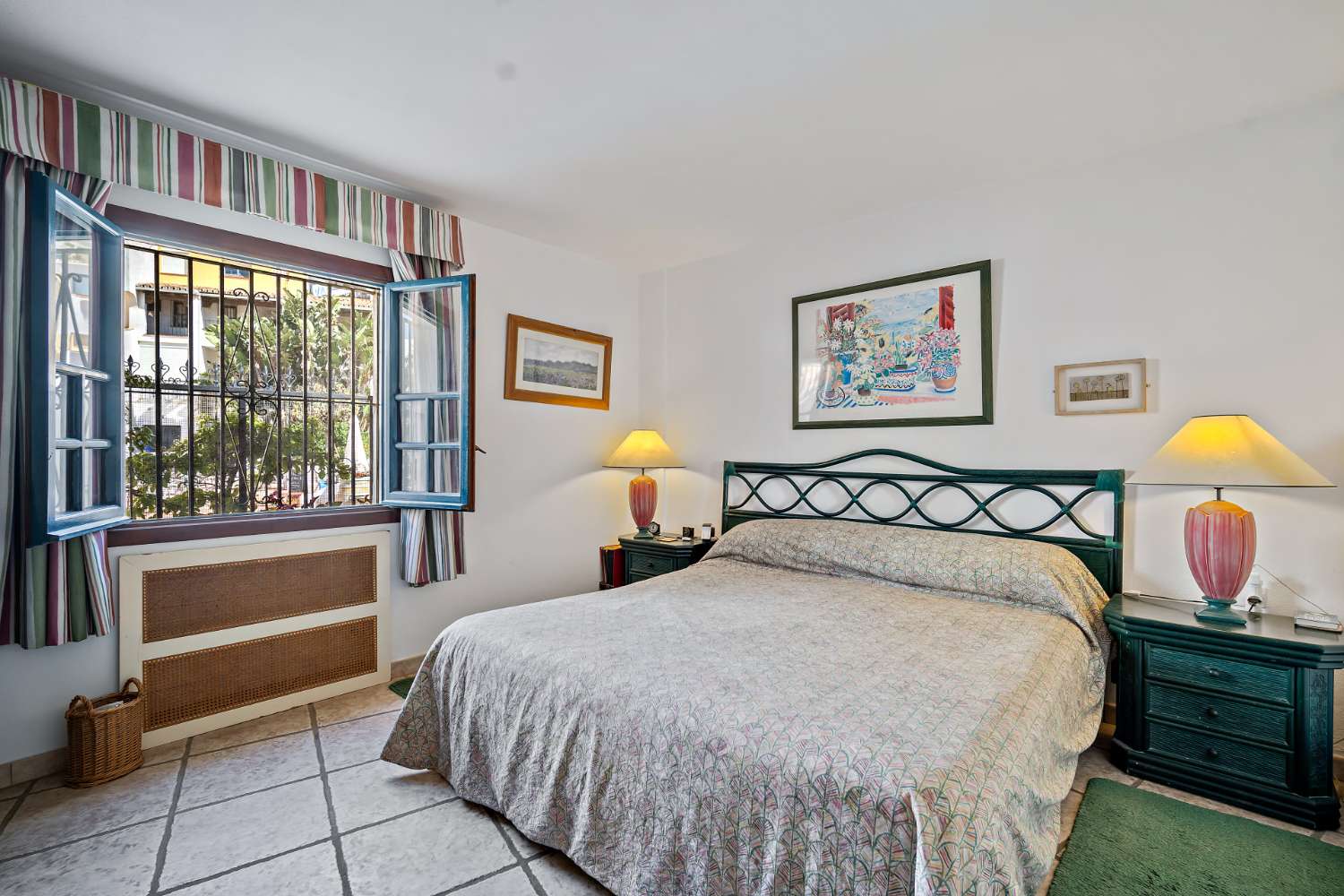 4 soveværelser, 3 badeværelser lejlighed til salg i PUERTO DE CABOPINO, MARBELLA EAST