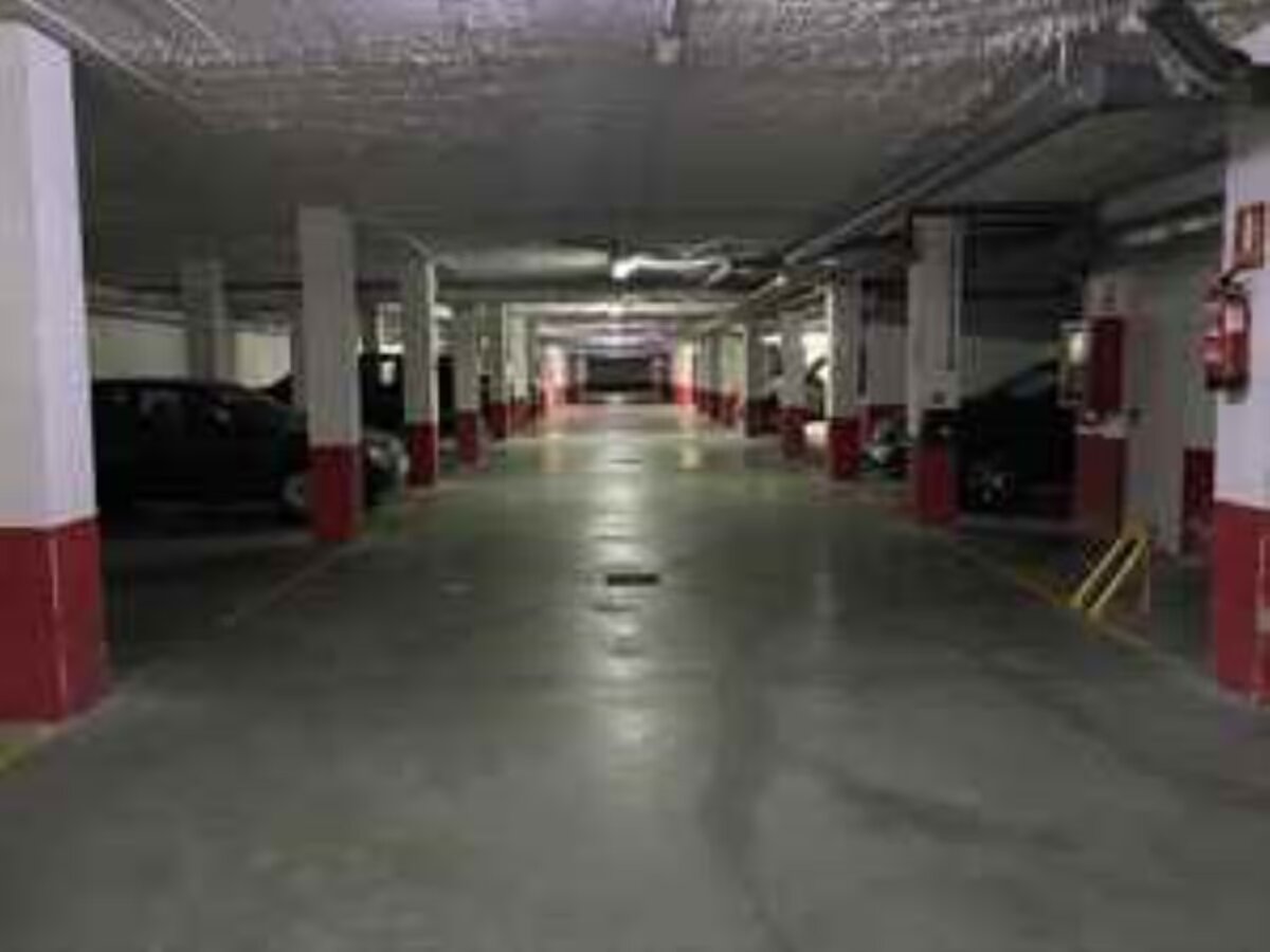 Prodej pozemku s 8 parkovacími místy s velmi velkými skladovacími prostory v Sotogrande Cádiz