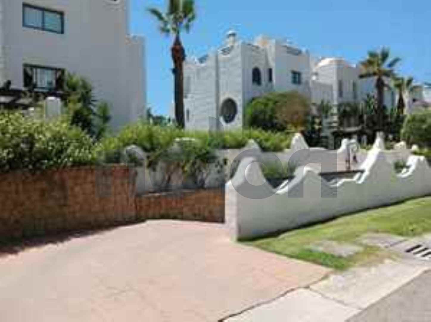 Prodej pozemku s 8 parkovacími místy s velmi velkými skladovacími prostory v Sotogrande Cádiz