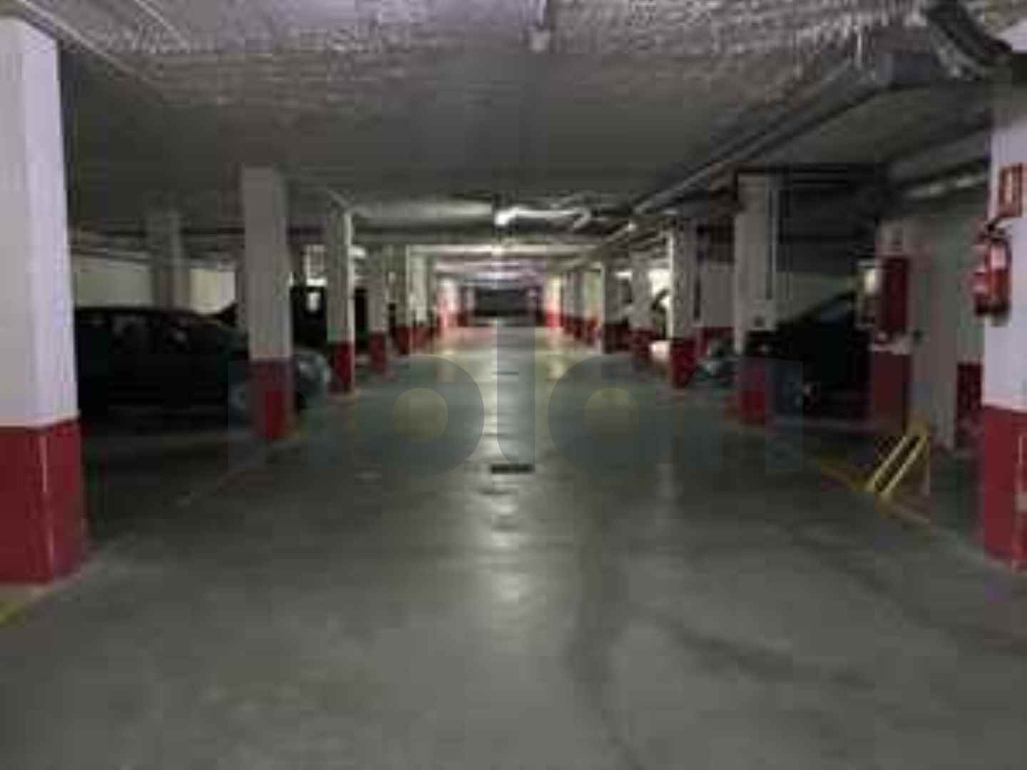 Grund til salg med 8 parkeringspladser med meget store depotrum i Sotogrande Cadiz