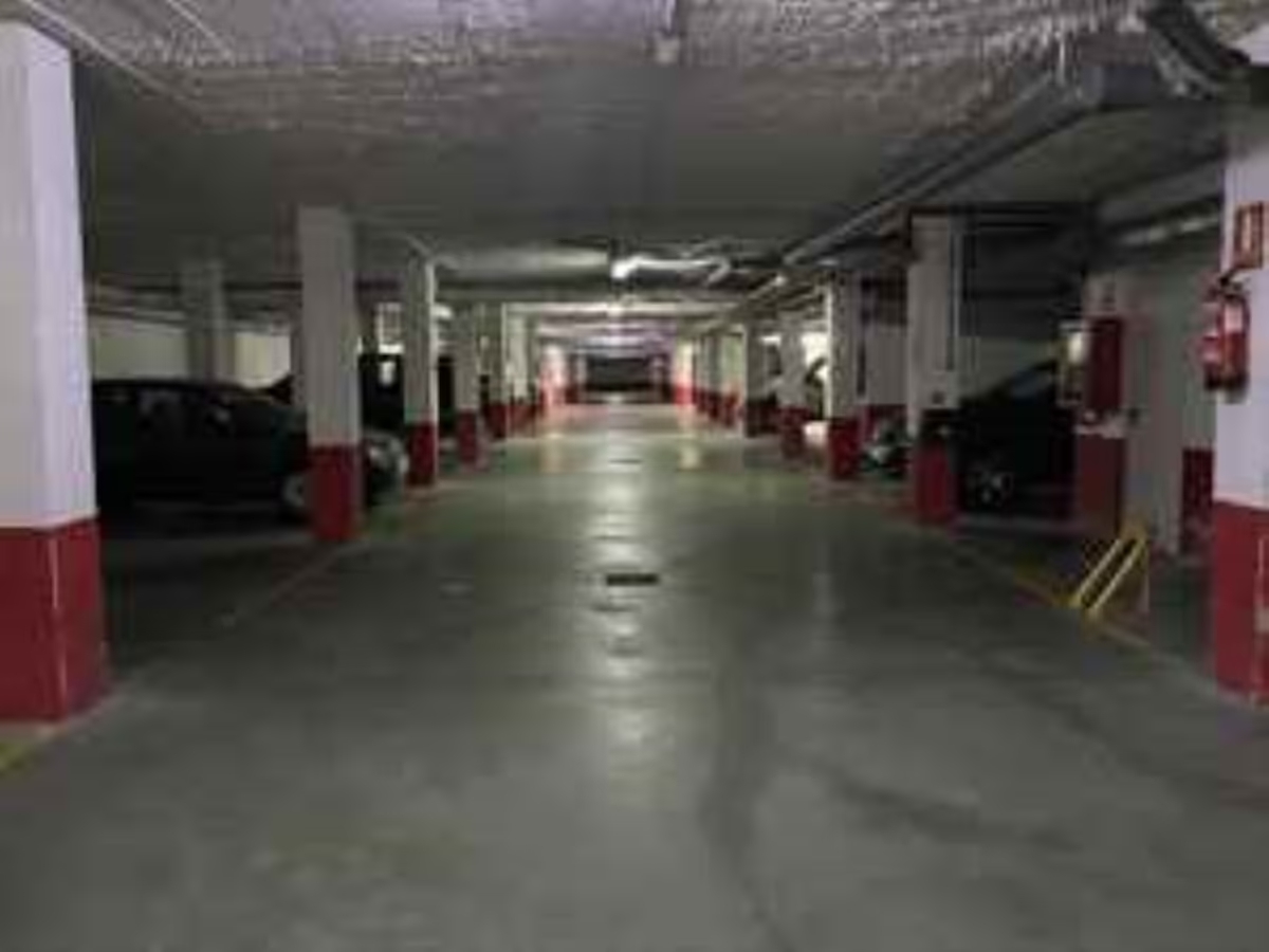 Kavel te koop met 8 parkeerplaatsen met zeer grote opslagruimtes in Sotogrande Cadiz